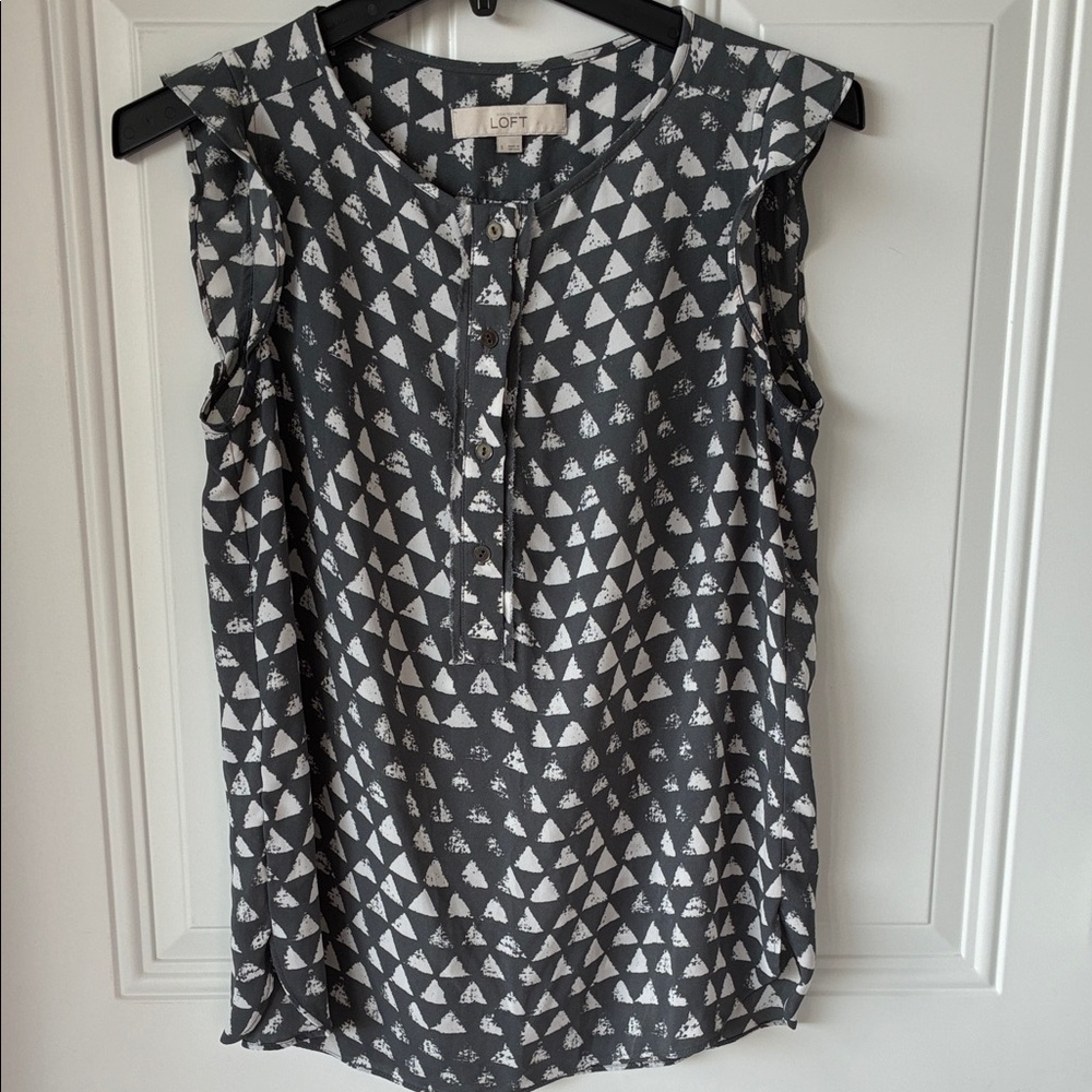 LOFT Gray and White Triangle Print Sleeveless Top